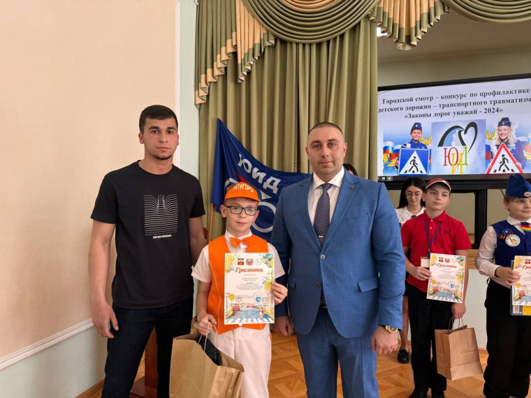 Городской смотр-конкурс отрядов ЮИД «Законы дорог уважай 2024!».